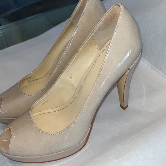 CALVIN KLEIN NUDE PATENT LEATHER PEEP-TOE HEELS.  Size 6 - Picture 2 of 8